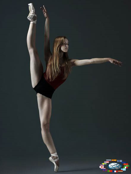 балерина з довгими ногами