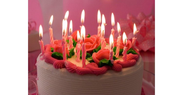 торт со свечами на день рождение